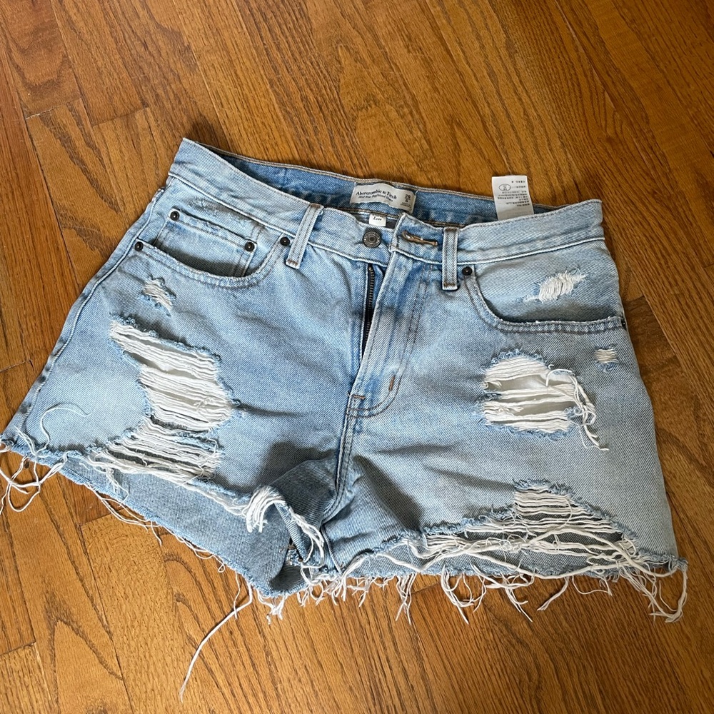 Mid rise boyfriend short. Mid blue wash. 28/6